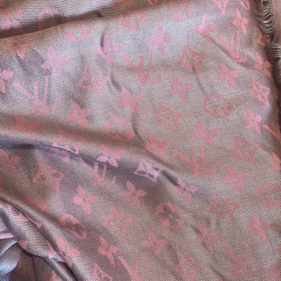 LV scarf - Picture 4 of 6